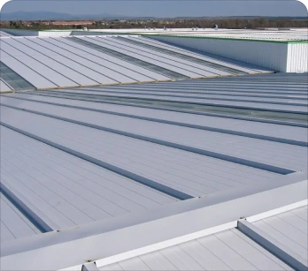 Instalación de tejados con panel sandwich para aislamiento y durabilidad